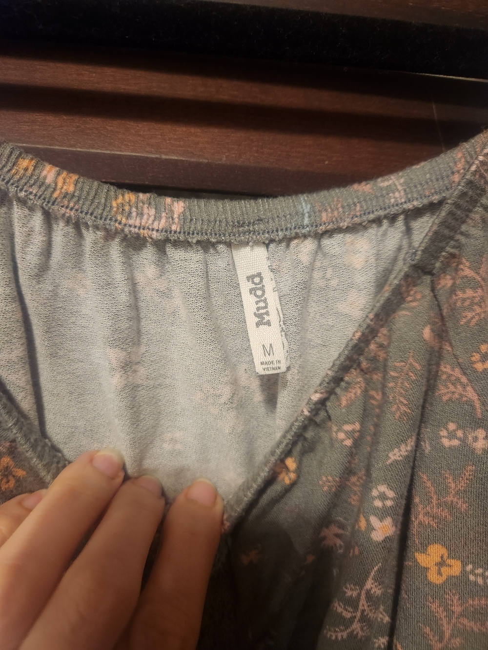 Mudd Grey Floral Button-Front Crop Top - Picture 3 of 4